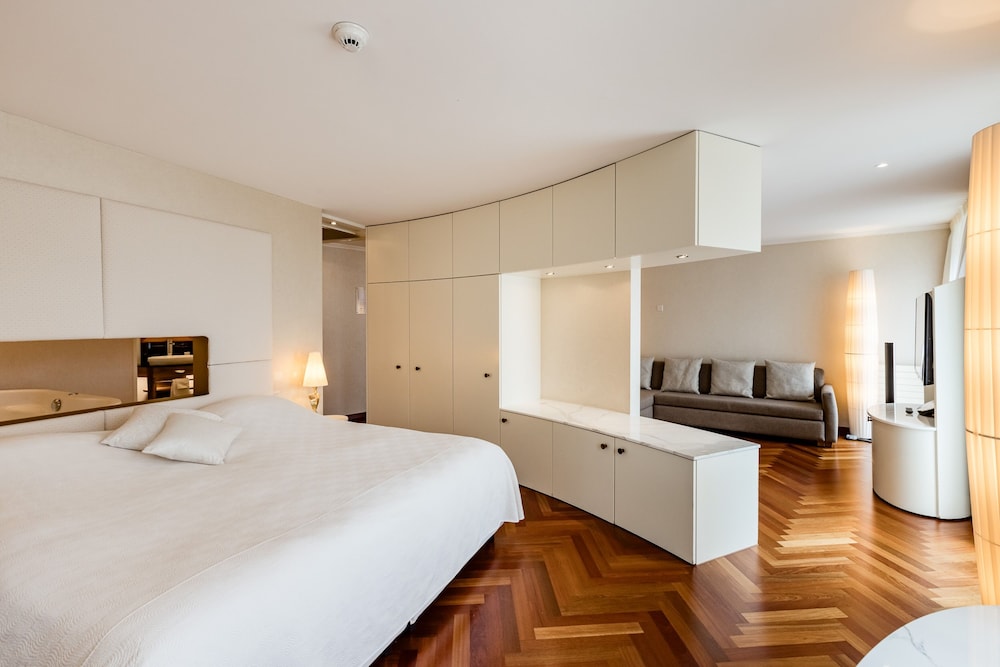 Suite, Hot Tub, River View (with Balcony) - Photo 1