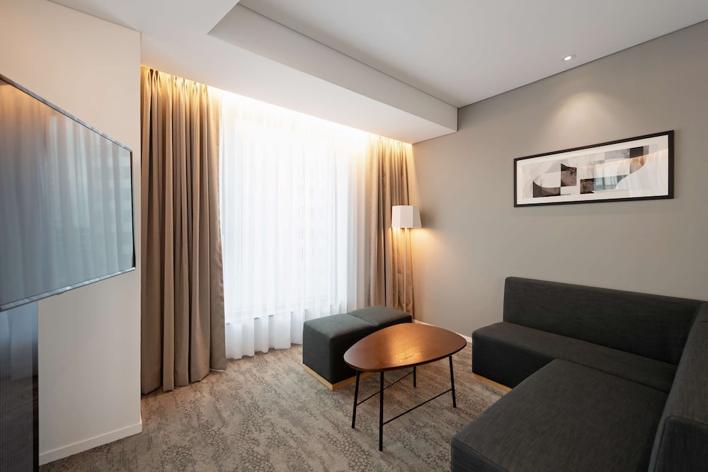 Junior Suite, 1 King Bed, Non Smoking, Bathtub (Mini Fridge) - Photo 3