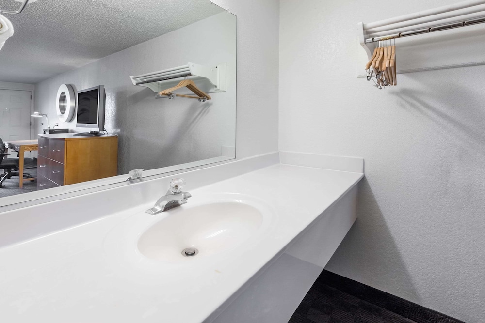 Suite, 1 King Bed, Accessible, Kitchenette photo 2