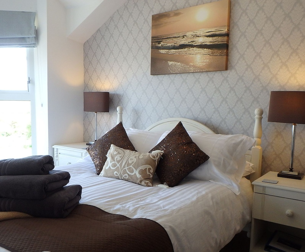 Double Room, Shared Bathroom, Mountain View (Room Eight) photo 1