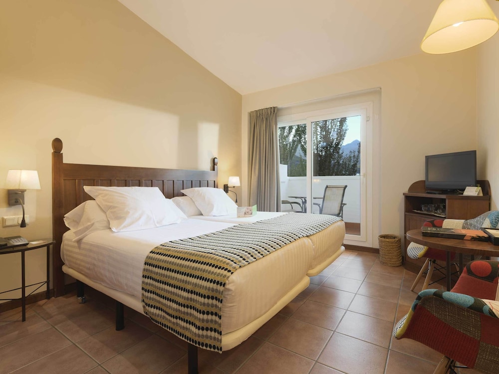 Double Room, Mountain View (1 Adult + 1 Child) - Photo 1
