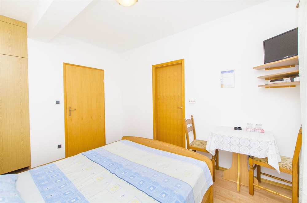 Room (S10)