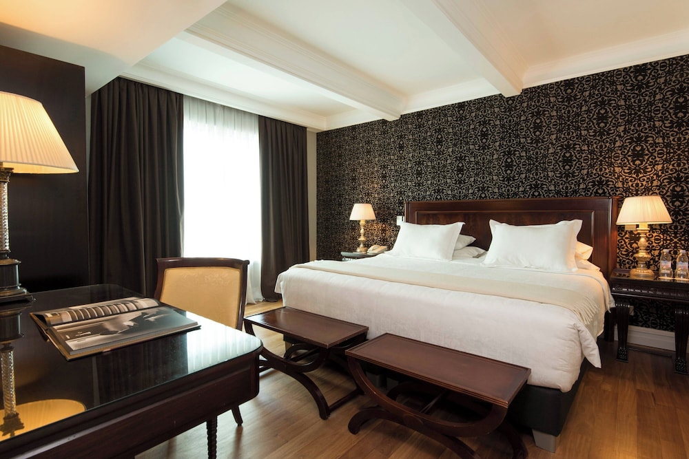 Executive Suite, 1 King Bed, Pool Access