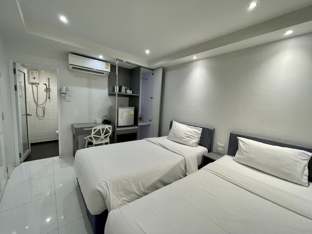 Cubic No Window, 2 Single Beds photo 2