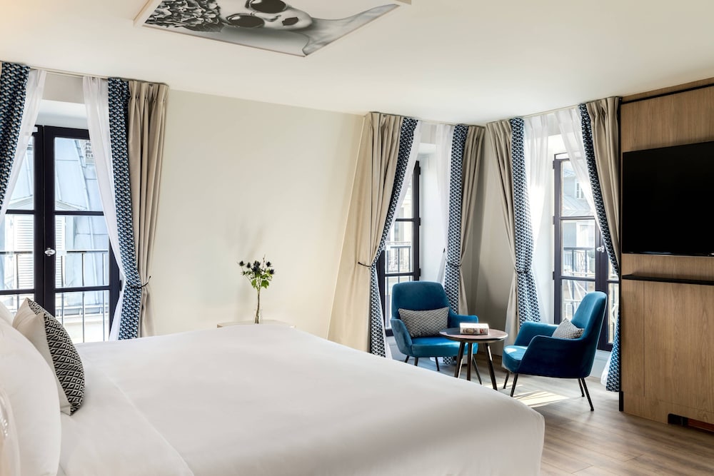 Suite, 1 King Bed, Corner photo 1