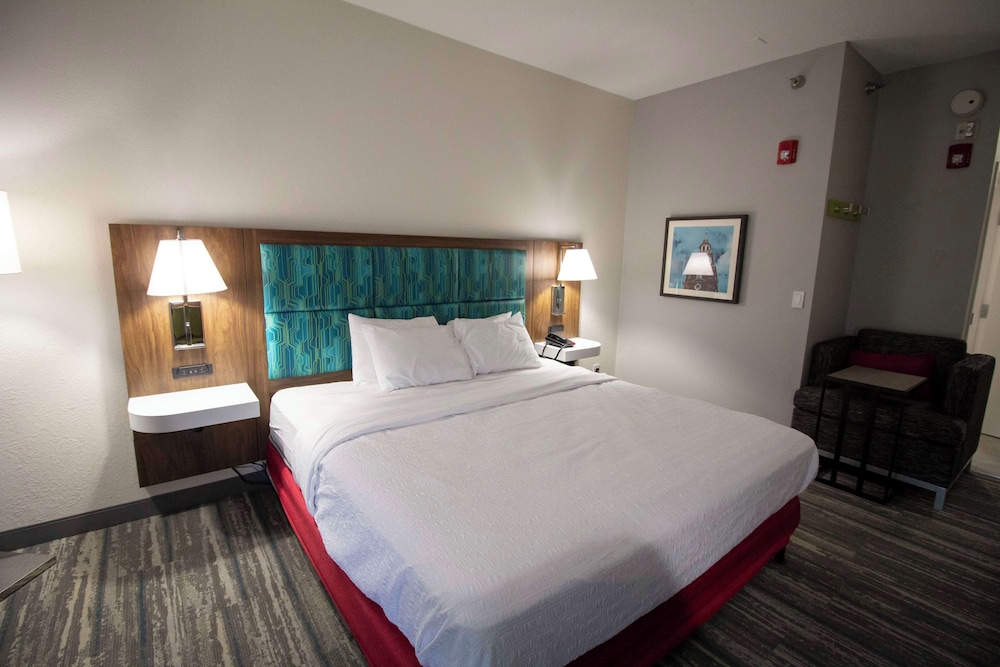 Room, Accessible, Non Smoking (Hearing Impaired/Roll-in Shower) - Photo 4