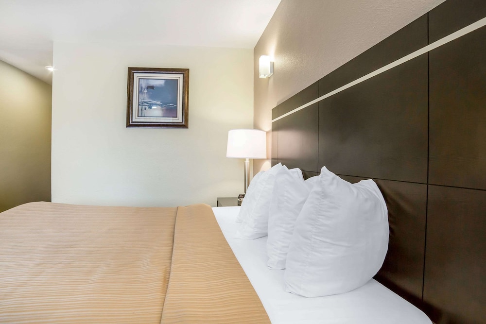 Standard Room, 1 Queen Bed, Non Smoking - Photo 7