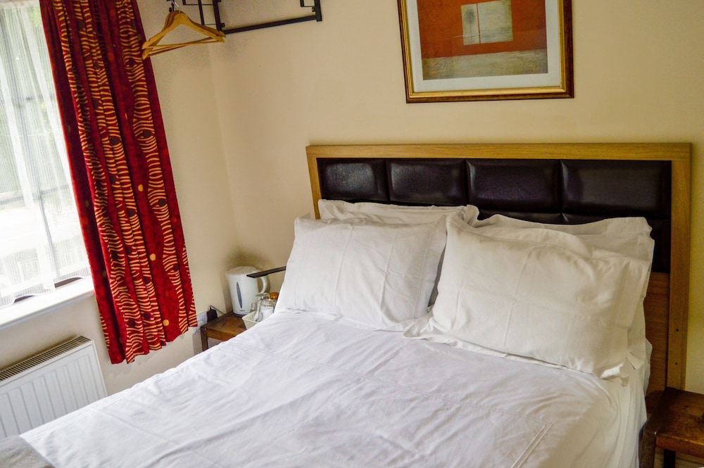 Basic Double Room, Ensuite (Small Double room) photo 2