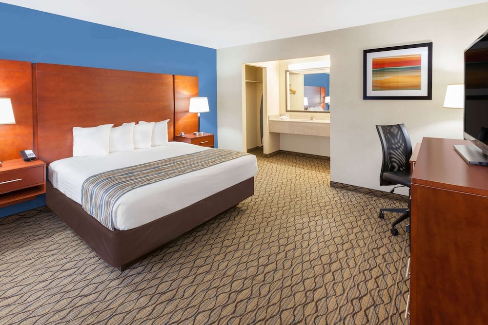 Standard Room, 1 King Bed, Lake View photo 1