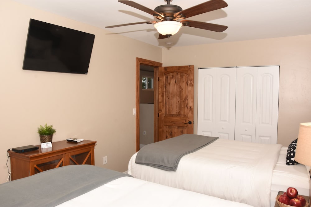 Deluxe 1 bedroom suite with Kitchen-2 Queen Beds. Downstairs photo 2