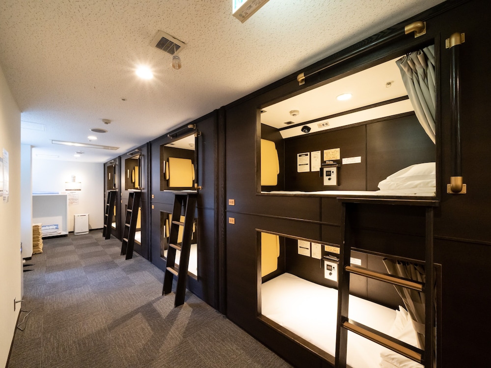 Standard Capsule Cabin, Men only