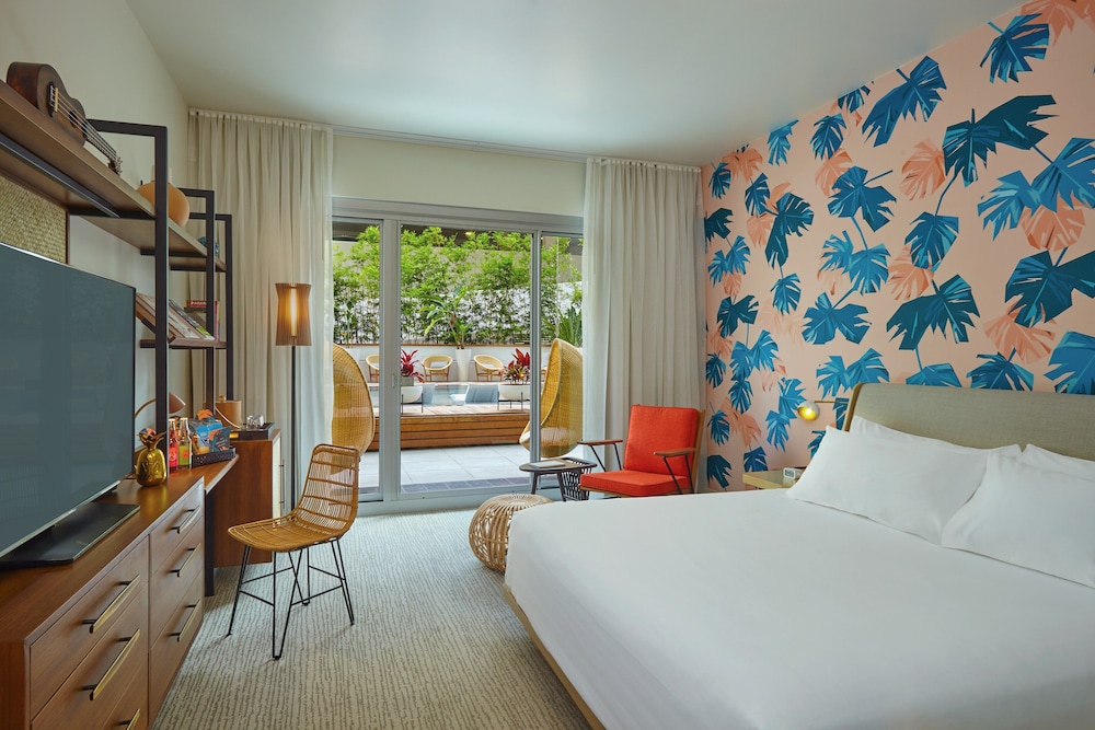 Room, 1 King Bed, Poolside