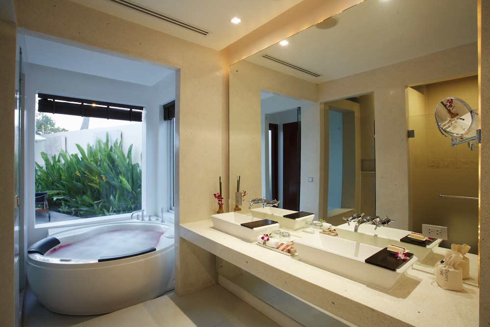 Beachfront Grand Pool Villa - Free Daily Minibar - Photo 16