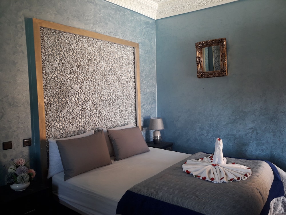 Deluxe Room, 1 King Bed, Non Smoking, Pool View photo 2