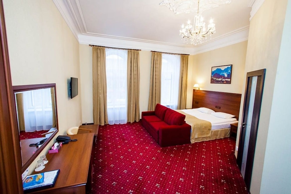 Superior Double Room (with Nevsky Avenue View) photo 3