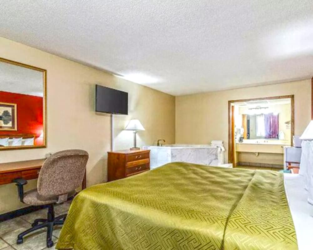 Deluxe Room, 1 King Bed photo 3