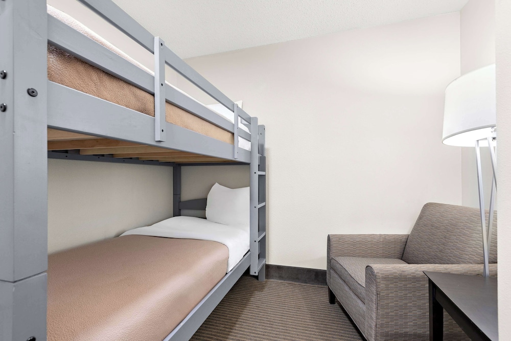 Family Suite, Multiple Beds, Non Smoking (with Sofabed) - Photo 3