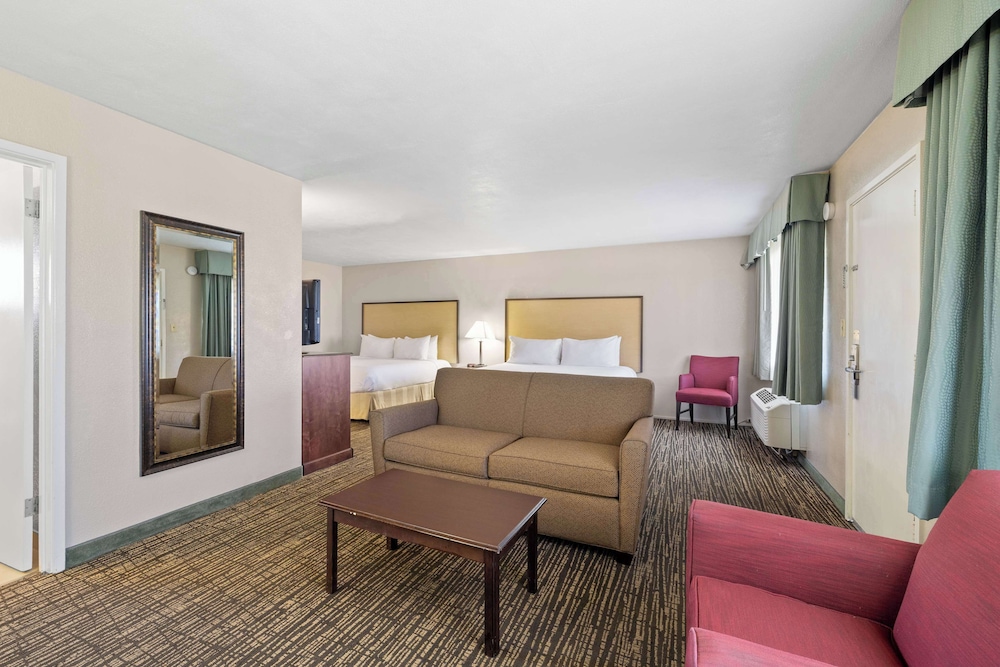 Suite, 2 Queen Beds, Non Smoking, Kitchen (Separate Living Room) photo 2