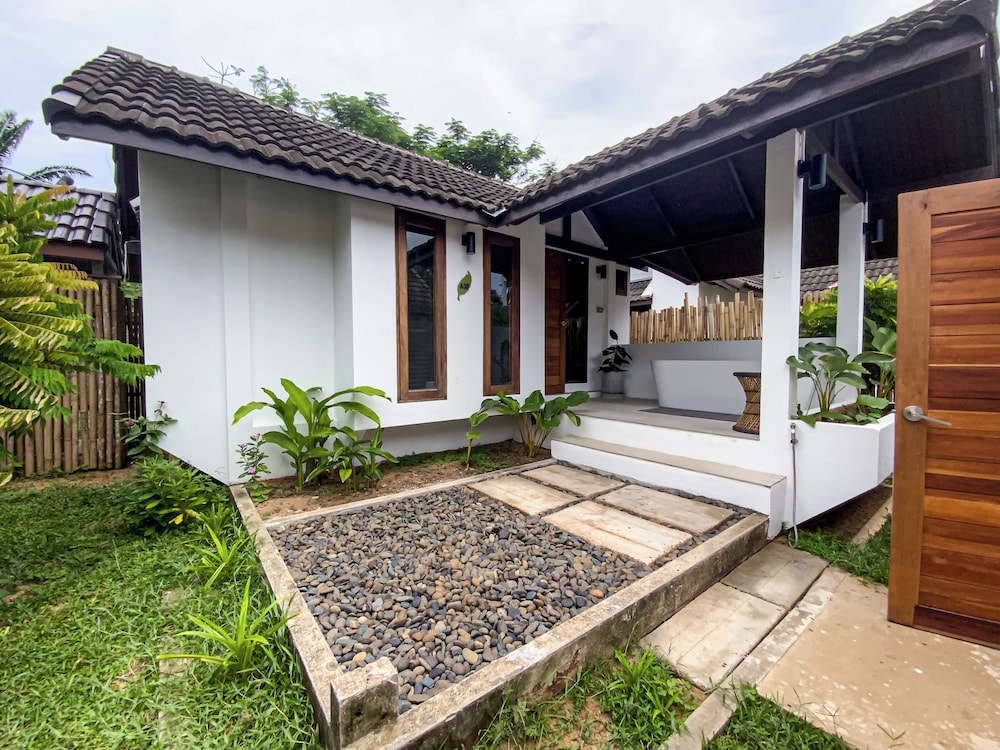 Private Villa with Bathtub - Photo 3