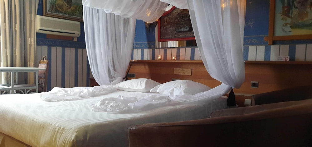 Superior Room, 1 King Bed, Bathtub, Garden View