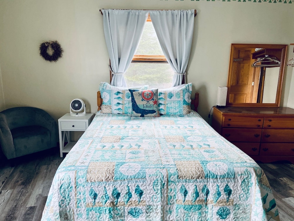 The Evergreen Room (not pet friendly) photo 1