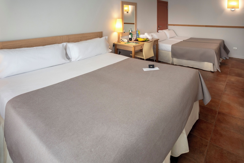 Habitación Cuádruple Familiar (2 Adultos + 2 Niños)