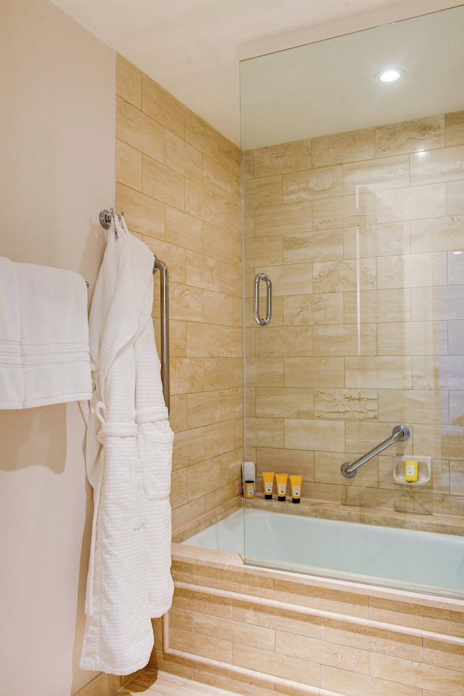 Deluxe Room, 1 King Bed, Balcony (Wellness) photo 3