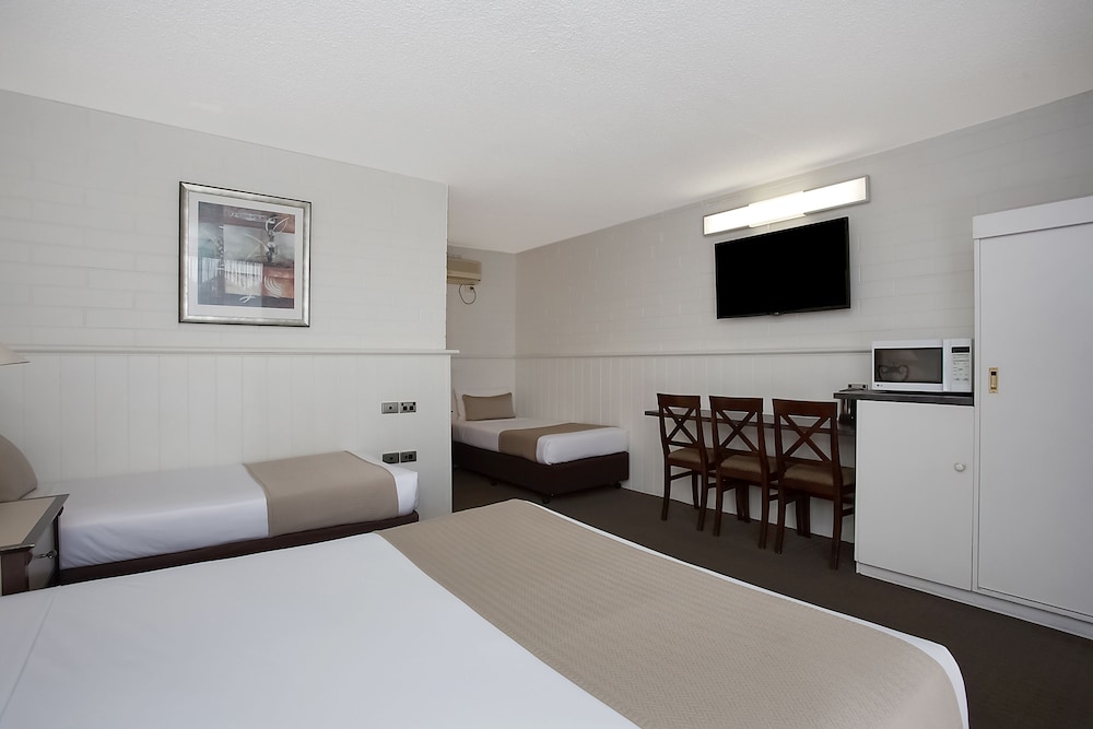 Budget Family Room (1 Queen & 2 Single Beds) - Photo 2