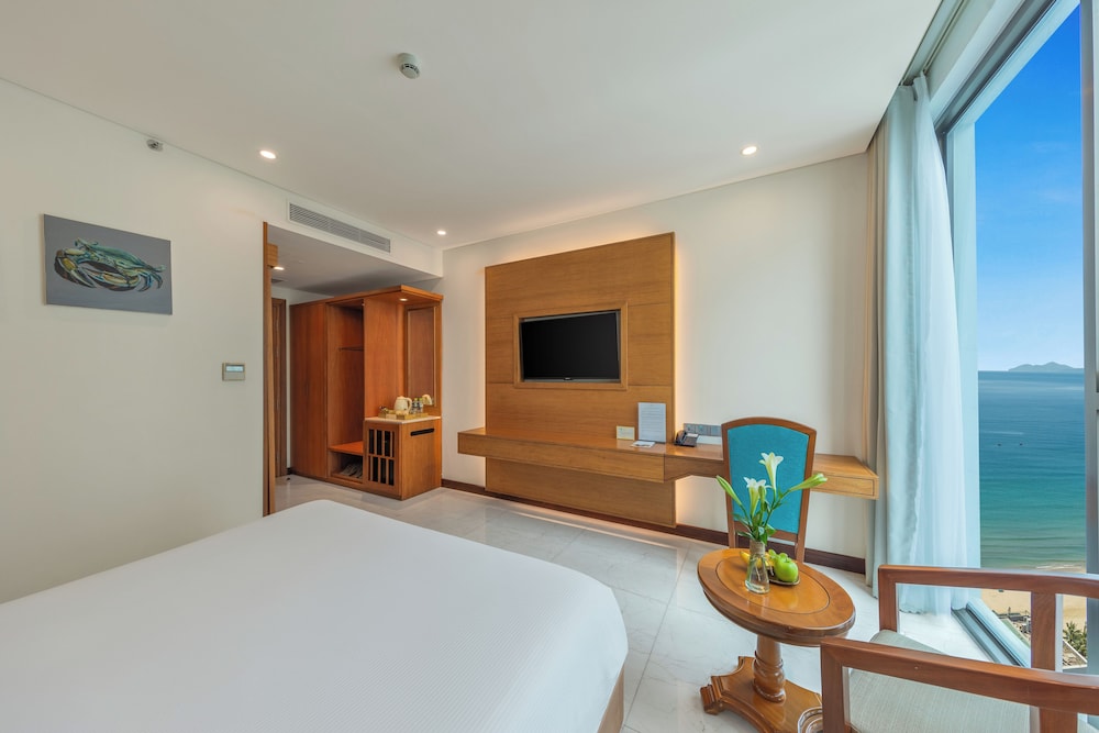 Deluxe Double Room, 1 King Bed, Partial Ocean View photo 1