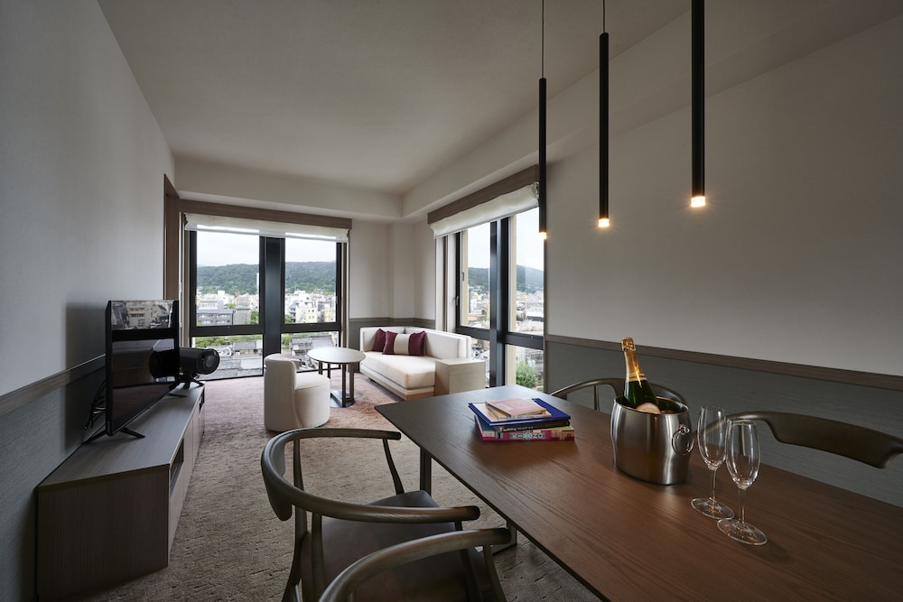THE GATE King Room (Corner Suite), Non Smoking