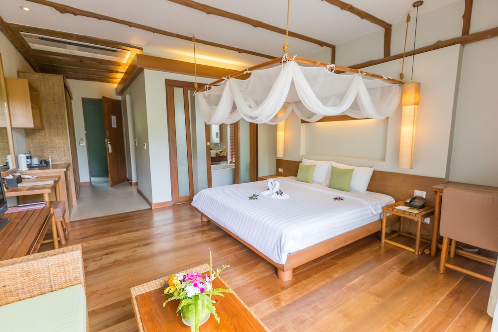Deluxe Room, 1 King Bed, Pool View - Photo 3