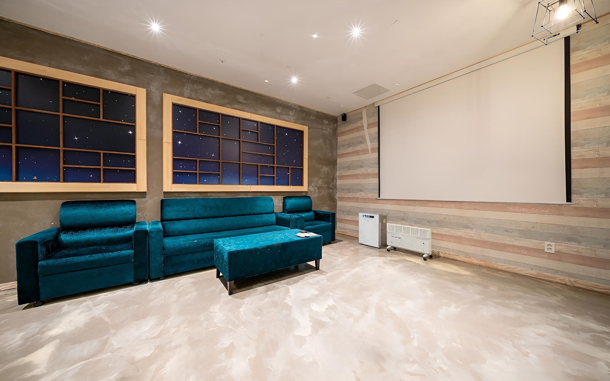 Room (Cinema Triple Party Room (Free Netfli) photo 1