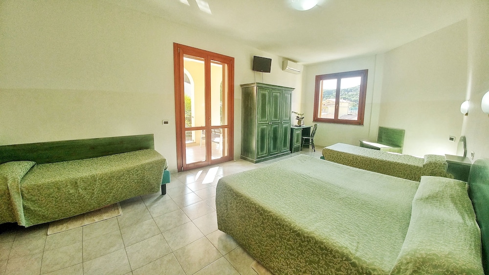 Deluxe Quadruple Room