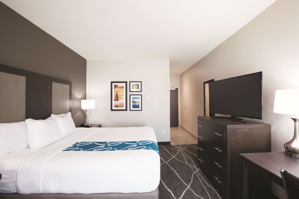 Deluxe Suite, 1 King Bed, Non Smoking, City View photo 1