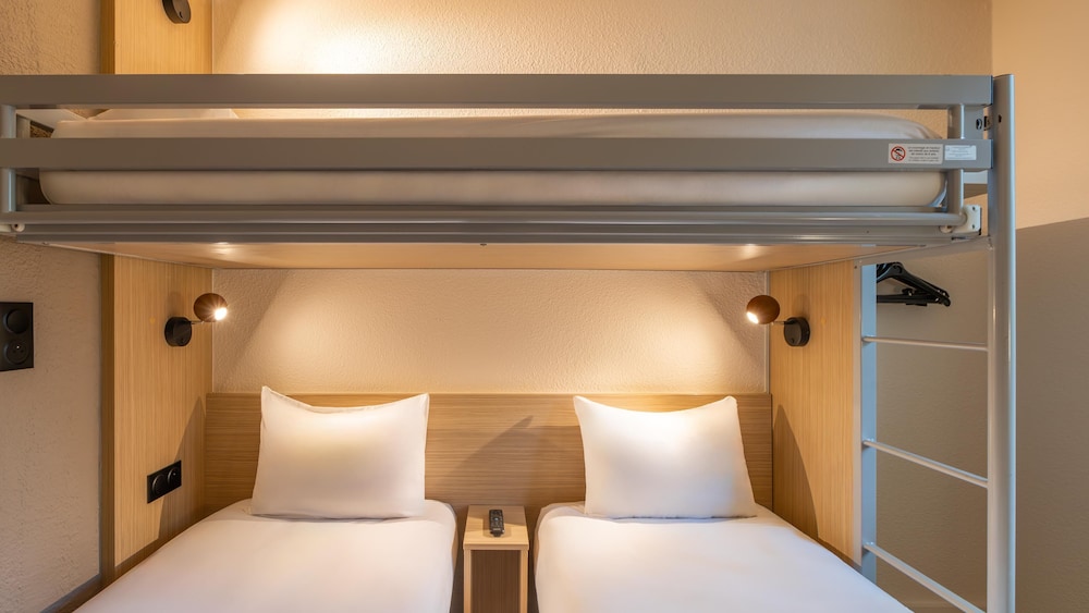 Standard Room, Multiple Beds - Photo 3