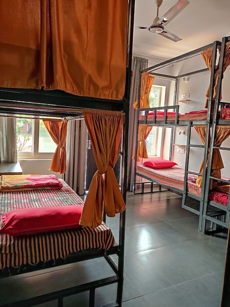 6 Bed Mixed AC Dorm photo 1