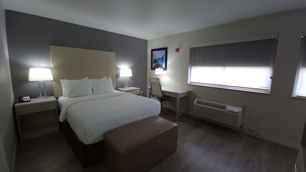 Suite, 1 Queen Bed, Non Smoking, Refrigerator & Microwave - Photo 1