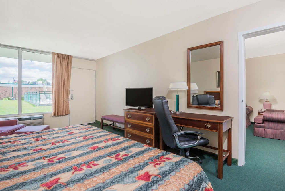Suite, 1 King Bed, Non Smoking photo 1