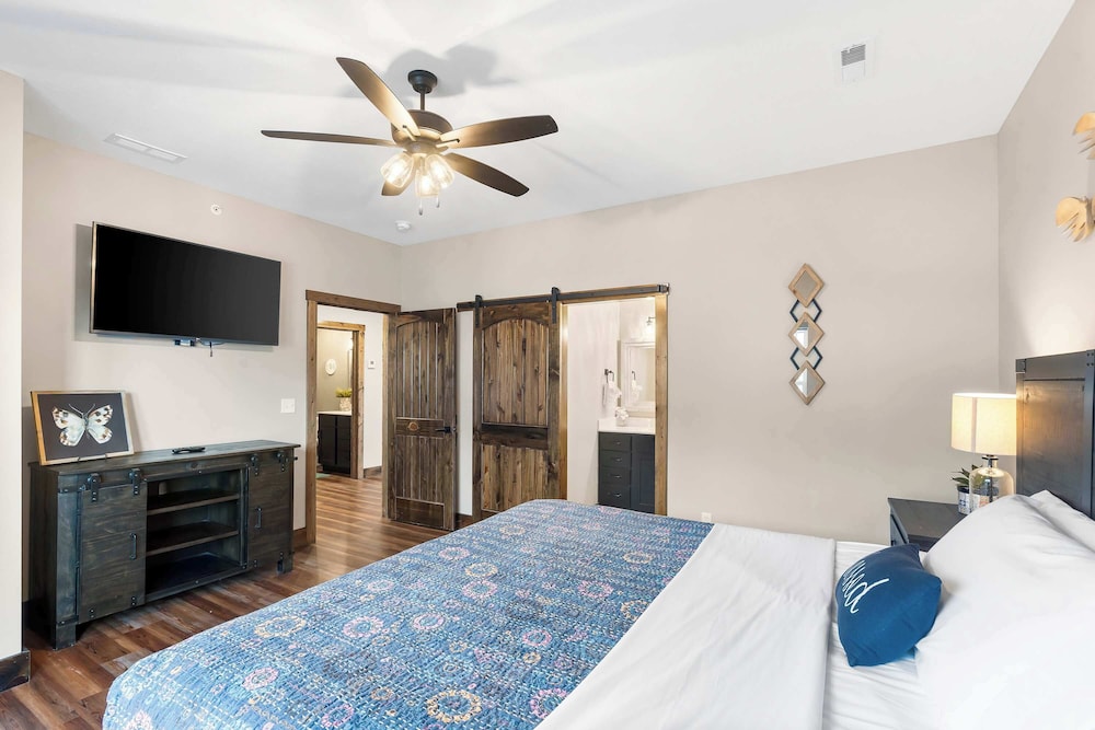 Cabin, Multiple Beds, Balcony, Garden View (The Rock at Branson Cove) photo 2