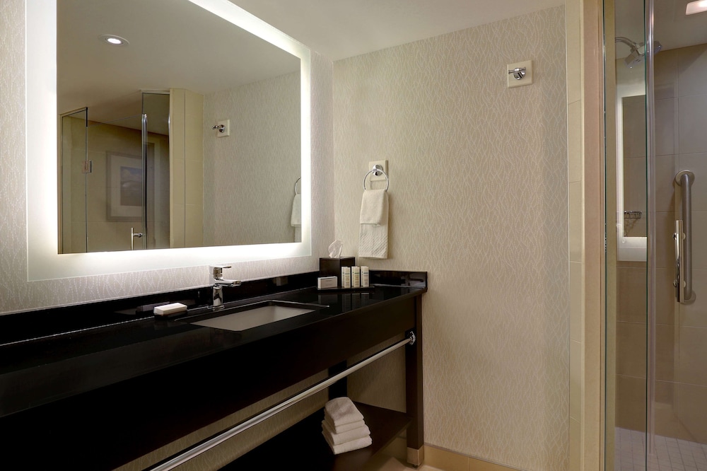 Premium Corner Suite - King, Sofabed, Views Niagara Falls & American Falls - Floor 25-35 thumbnail 6