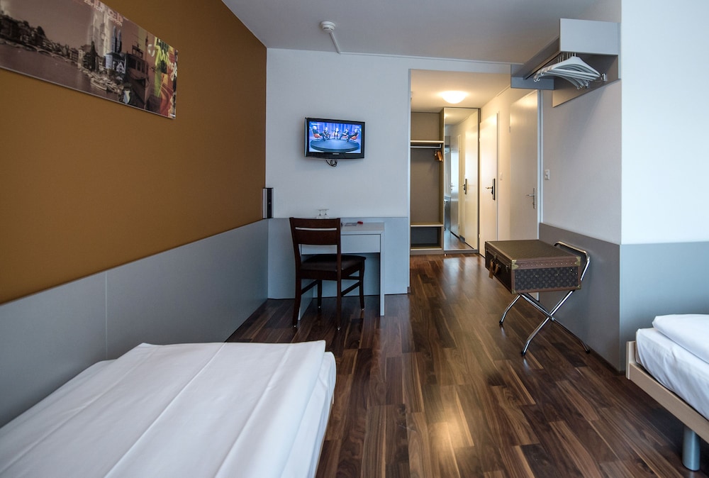 Economy Twin Room - Photo 8