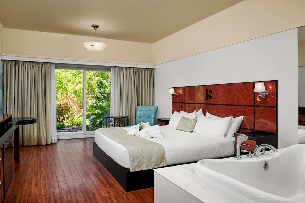 Room, 1 King Bed, Jetted Tub, River View