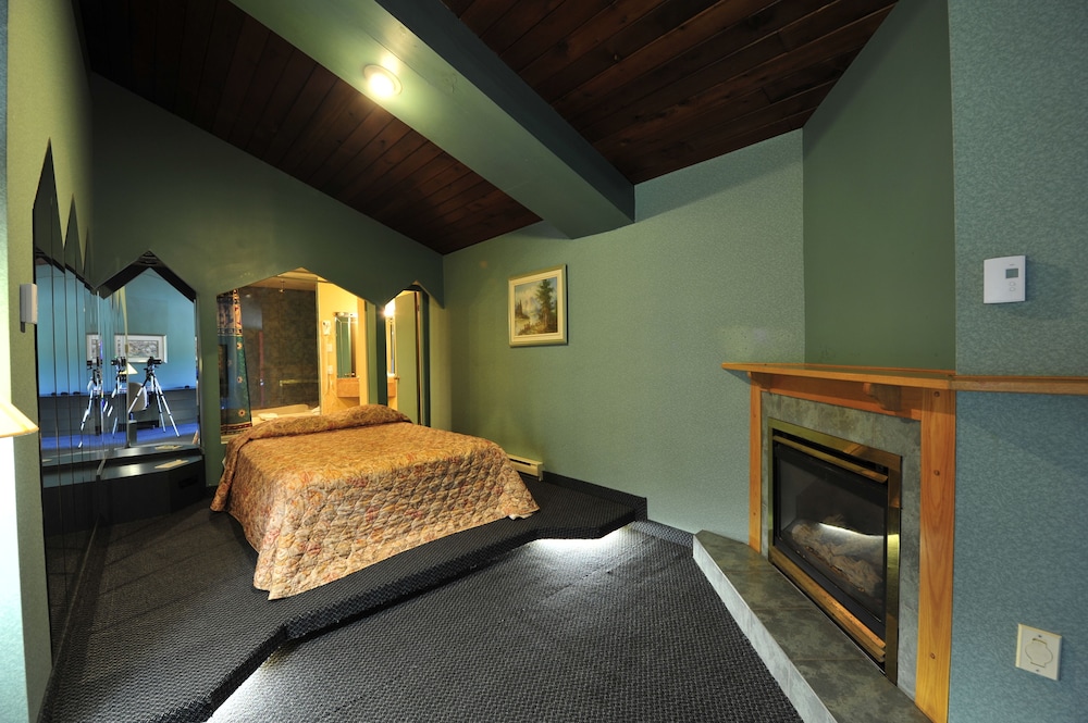 Honeymoon Suite, Jetted Tub, Pool View