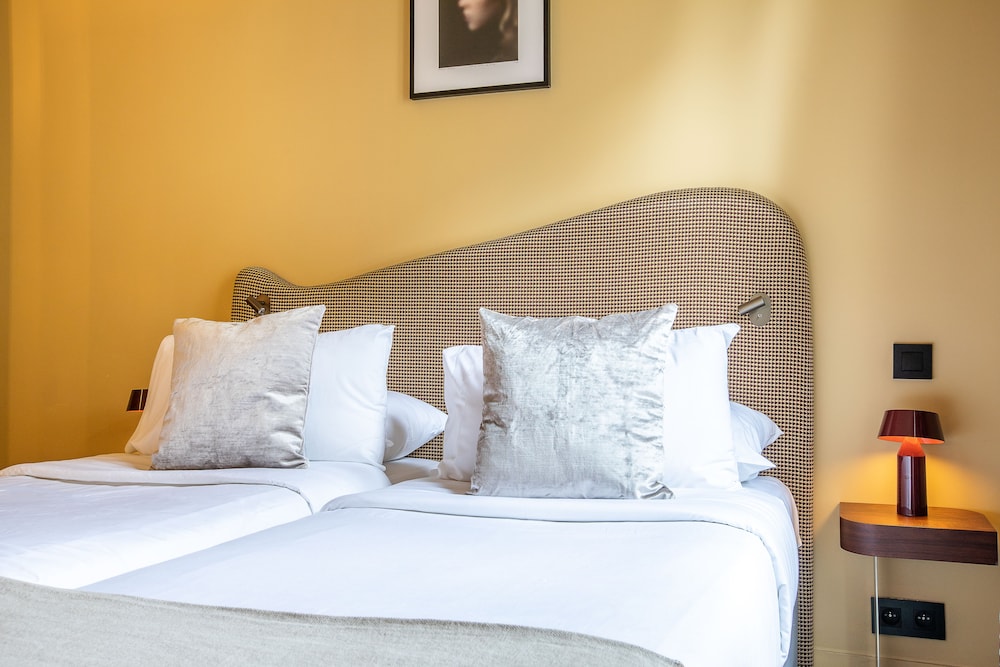 Superior Double Room thumbnail 5