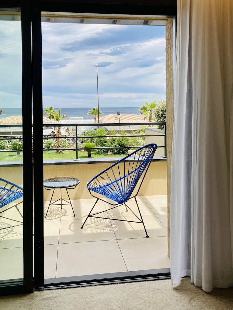 Deluxe Room, 1 King Bed, Sea View - Photo 11