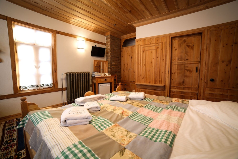 Traditional Quadruple Room photo 3