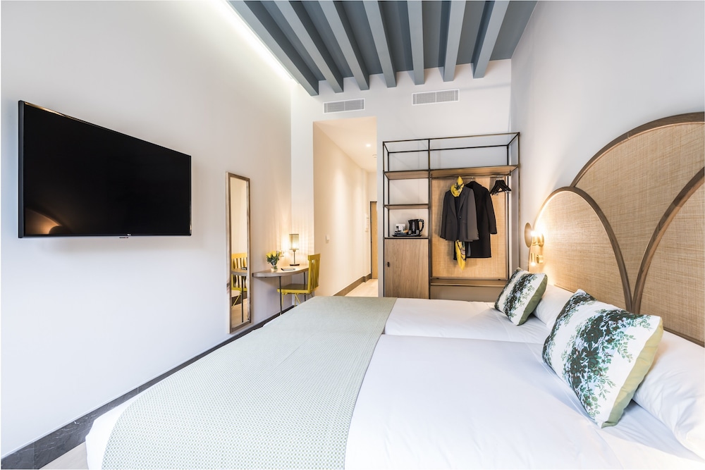 Deluxe Double or Twin Room, City View - Photo 7