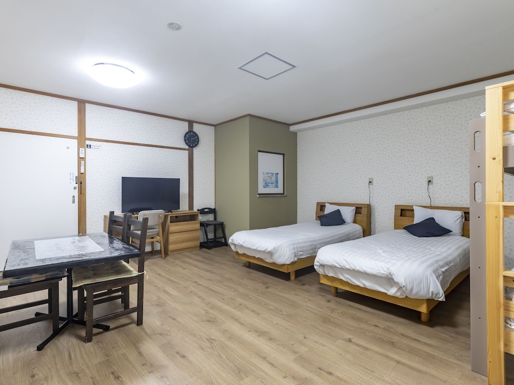 Quadruple Room, 4 Bedrooms, Non Smoking, Shared Bathroom photo 2