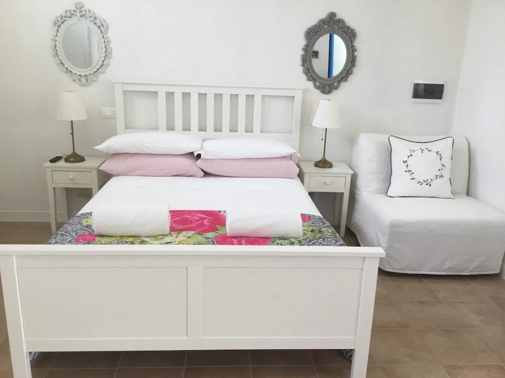 Basic Double Room, 1 Bedroom, Kitchenette, Courtyard Area photo 1