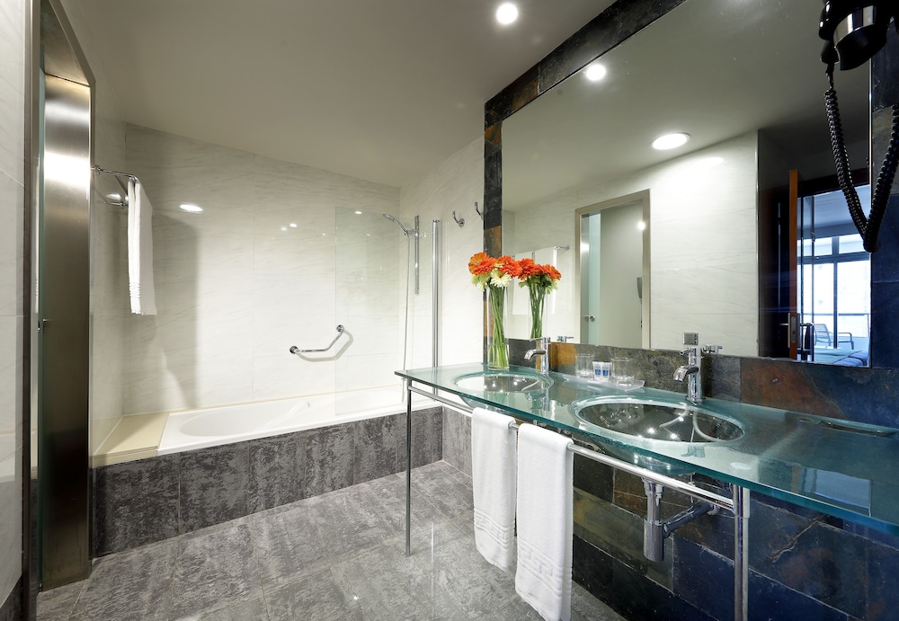 Junior Suite, Balcony thumbnail 6